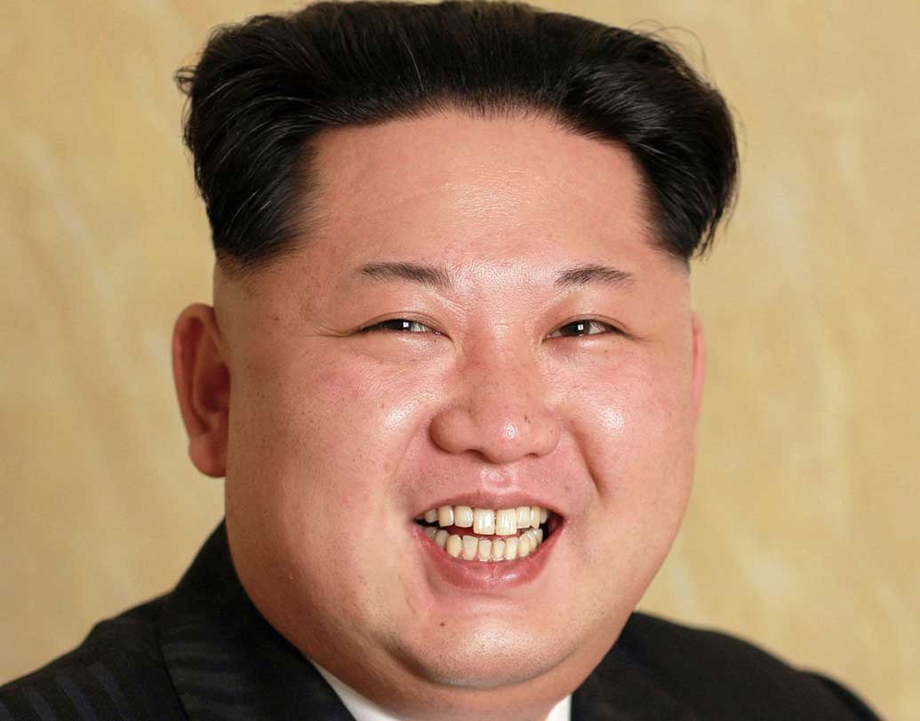 কিম জং উন: উত্তর কোরিয়া মূলত দরিদ্র দেশ হলেও, সেই দেশের প্রেসিডেন্টের সম্পত্তির পরিমাণ শুনলে চমকে উঠতে পারেন। দেশের প্রায় সব বড় সংস্থা, বড় ব্যবসাই সামলান কিম জং ও তাঁর পরিবার। য়াঁর বাজারদর প্রায় ১৭ হাজার কোটি মার্কিন ডলার। কিমের জীবনযাত্রার মান আর তাঁর টাকা ওড়ানোর প্রবণতা জানান দেয় সেই বিপুল বিত্তের।