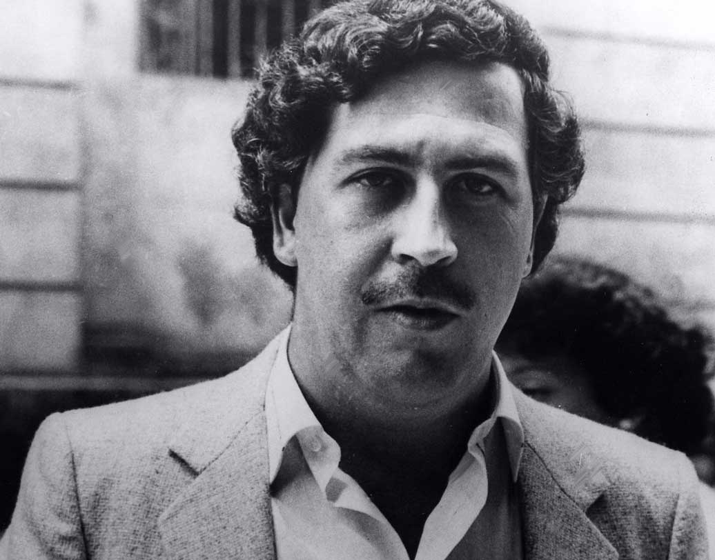 পাবলো এসকোবার:  অপরাধ জগতের ত্রাস এই ড্রাগমাফিয়া ১৯৯৩-তে মারা গেলেও সেই সময়েই তাঁর সম্পত্তির পরিমাণ ছিল প্রায় ১৫ হাজার ৫০০ কোটি মার্কিন ডলার। কুখ্যাত হওয়ার কারণে কোনও দিনই ফোর্বস তাঁকে স্বীকৃতি দেয়নি। তবে কলোম্বিয়ার এই ডনের কেনা কয়েক ডজন বিমান, হোটেল তো চিলই। বাড়িতেই বানিয়েছিলেন চিড়িয়াখানা ও বিমানবন্দর।