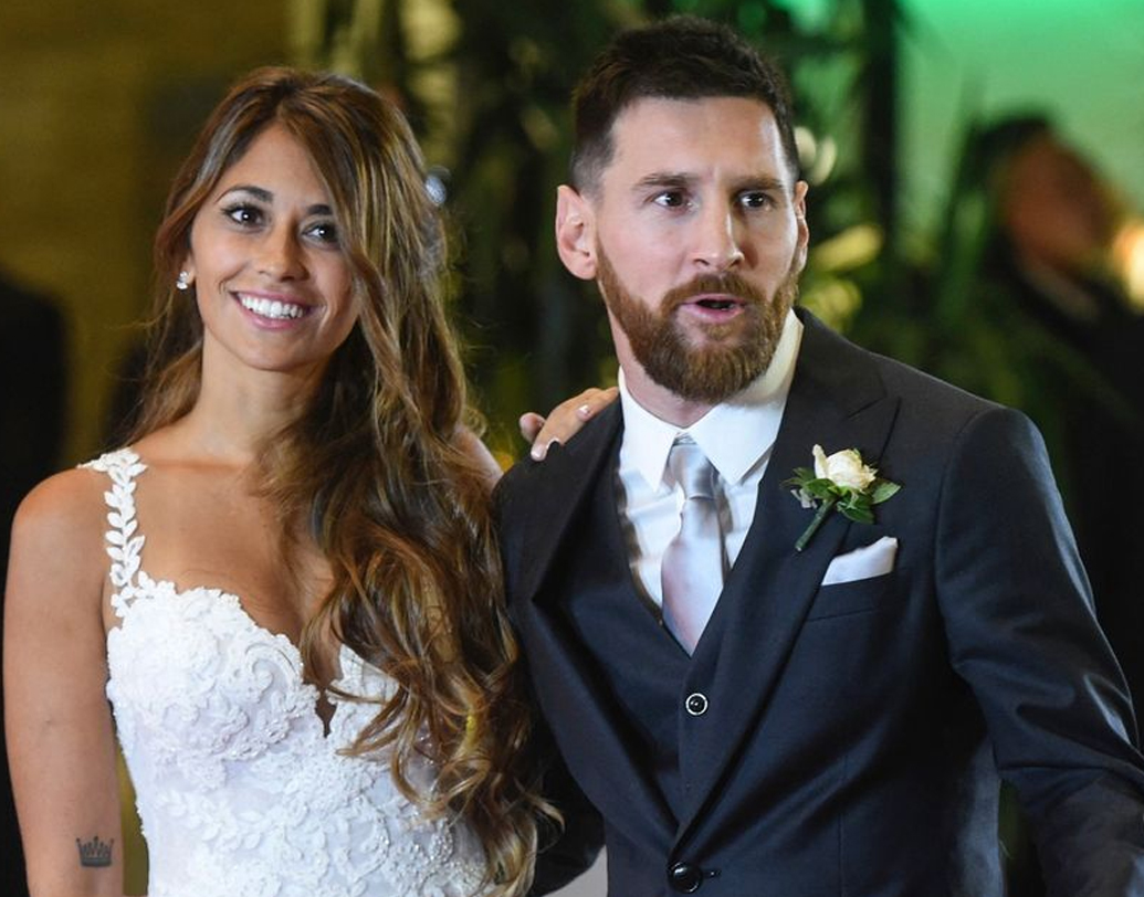 ফুটবলের মাঠে এঁর নামে চিৎকারে কান পাতা দায়। দলে তিনি থাকলেই পরম নিশ্চিন্ত তামাম ভক্তকূল। লিওনেল মেসি যেন ফুটবল-ইতিহাসে এক বিস্ময়ের নাম! দেশ ও ক্লাবের হয়ে একের পর এক সাফল্য, ব্যালন ডি’ওর পুরষ্কার সব মিলিয়ে সফল এই আর্জেন্তিনীয় ফুটবল তারকা ২০১৭-র ৩০ জুন বিয়ে করেন ছোটবেলার বন্ধুকে।