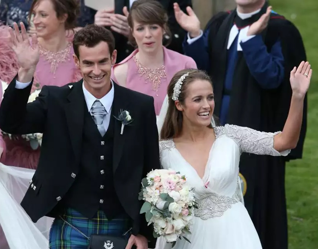 ২০১৬-য় পুরুষদের সিঙ্গলে উইম্বলডন খেতাব জয় করেন ইংরেজ টেনিস তারকা অ্যান্ডি মারে। তার ঠিক আগের বছর ২০১৫-র ২০ ডিসেম্বর স্কটল্যান্ডের এক চার্চে বিয়ে করেন দীর্ঘ দিনের বান্ধবী কিম সিয়ার্সকে।