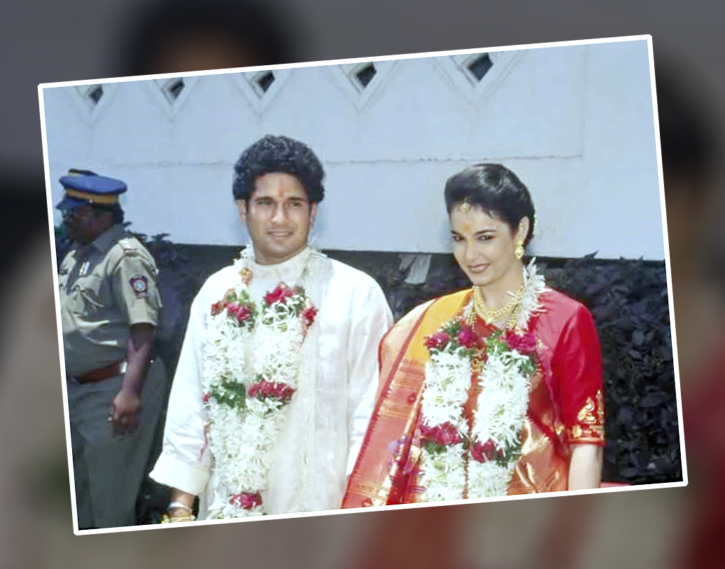 সচিন তেন্ডুলকর। ক্রিকেটর সম্পদ এই মরাঠি মাঠে নামলে আপামর বিশ্ব স্বপ্ন দেখতেন এক নান্দনিক ক্রিকেটের। বিশ্ব ক্রিকেটের সর্বকালের সেরাদের মধ্যে জায়গা করে নেওয়া এই ভারতীয় মন দিয়েছিলেন ছ’বছরের বড় চিকিৎসক বান্ধবী অঞ্জলি মেহতাকে। ১৯৯৬ সালে ২৪ মে সচিন বিয়ে করেন তাঁকে। দেখে নিন সেই ছবি।