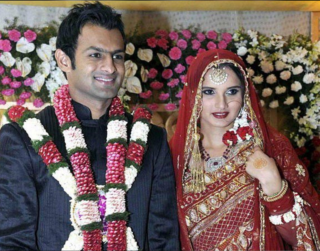 শোয়েব-সানিয়ার বিয়ে নিয়ে দুই দেশে কম চর্চা হয়নি। এমনিতেই ভারত-পাক ধুন্ধুমার রাজনৈতিক আবহের ছাপ পড়ে প্রায় সবকিছুতেই। তার মধ্যেই এই দুই দেশের দুই খেলোয়াড় প্রেমে পড়েন একে অপরের। পাক ক্রিকেটার শোয়েব মালিক ও ভারতীয় টেনিস তারকা সানিয়া মির্জা বিয়ে করেন ২০১০-এর এপ্রিলে, হায়দরাবাদের তাজ কৃষ্ণা হোটেলে।