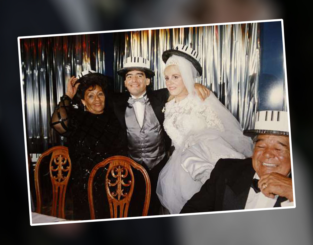 বিয়ে টেকেনি তো কী? বিয়ের ছবিতে গ্ল্যামার ও স্টাইলিংয়ে দু’জনেই দু’জনকে পাল্লা দিচ্ছেন। দিয়েগো মারাদোনা ও ক্লদিয়া ভিলাফানে। ১৯৮৪-র ৭ নভেম্বর বিয়ে করেন তাঁরা। ছোটবেলা থেকেই আলাপ ছিল দু’জনের। ২০০৪ সালে এই বিয়ে ভেঙে যায়।