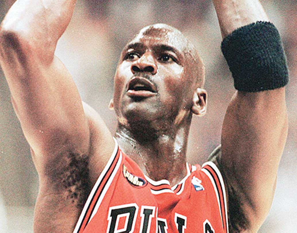 মাইকেল জর্ডান: কিংবদন্তি বাস্কেটবলার মাইকেল জর্ডান অজ্ঞাত কারণে ১৯৯৩ সালে খেলা ছেড়ে দিয়েছিলেন। কিন্তু দু’বছর পরেই ১৯৯৫ সালে ফেরেন পেশাদার বাস্কেটবলে। বাস্কেটবলের বিখ্যাত ২৩ নম্বর জবাব দিয়েছিলেন কোর্টে নেমেই। ১৯৯৬ থেকে ১৯৯৮— টানা তিন বছর ফাইনালে উঠে খেতাব জেতেন তিনি।