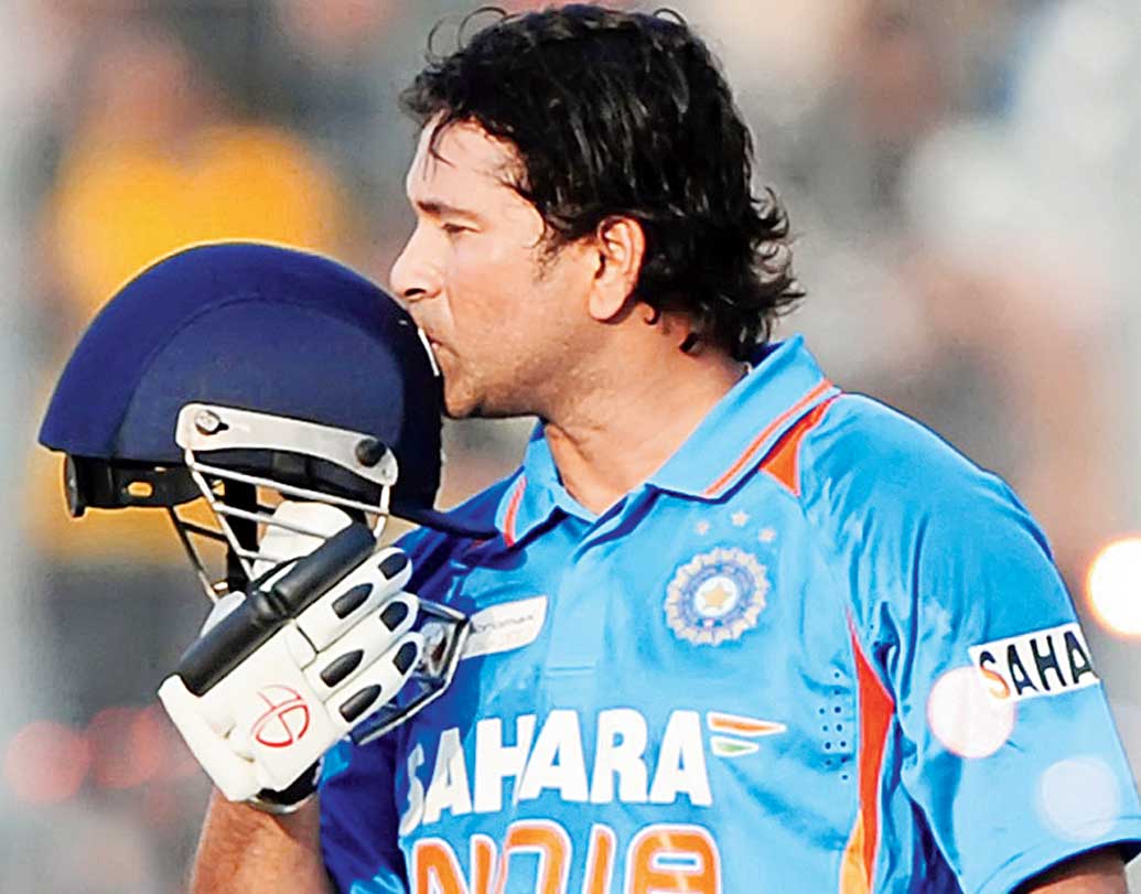 সচিন তেন্ডুলকর: বিশ্ব ক্রিকেটের সর্বকালের অন্যতম সেরা ব্যাটসম্যান সচিন তেন্ডুলকরের কেরিয়ারকে ২০০৪-’০৫ মরসুমে প্রশ্নের সামনে দাঁড় করিয়ে দিয়েছিল কনুইয়ের চোট ‘টেনিস এলবো’। ২০০৫ সালে অস্ত্রোপচারের পরে দুর্দান্ত ভাবে ঘুরে দাঁড়ান সচিন। সুস্থ হয়ে ফিরেই এক দিনের ক্রিকেটে প্রথম ব্যাটসম্যান হিসেবে দ্বিশতরান করেন। চ্যাম্পিয়ন হন বিশ্বকাপ ক্রিকেটেও।