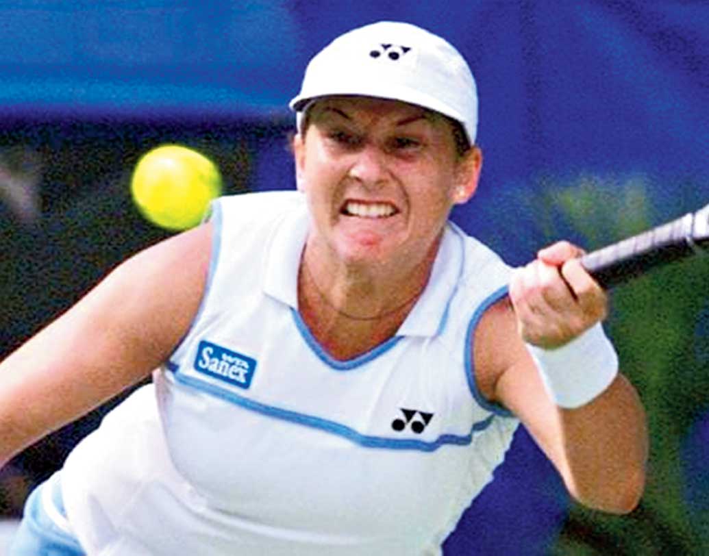 মনিকা সেলেস: ১৯৯০ সালে মাত্র ১৬ বছর বয়সে ফরাসি ওপেন জেতেন টেনিস খেলোয়াড় মনিকা সেলেস। কিন্তু ১৯৯৩ সালে খেলাচলাকালীন এক আততায়ীর হাতে ছুরিকাহত হন তিনি। যার ফলে দু’বছরের বেশি সময় কোর্টে দেখা যায়নি সেলেসকে। কিন্তু তার পরে কোর্টে ফিরেই ১৯৯৬ সালে অস্ট্রেলিয়ান ওপেনে চ্যাম্পিয়ন হন মনিকা সেলেস।