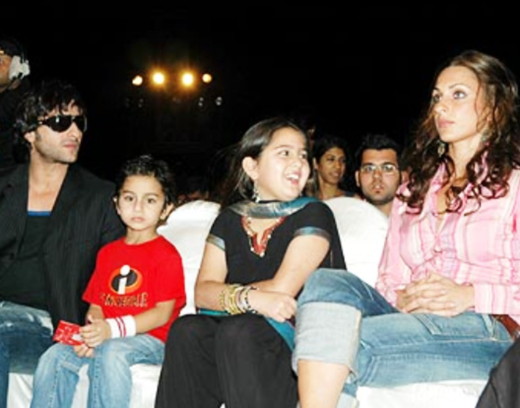 তবে নিজের বিয়ের প্রসঙ্গ রোসার কাছে গোপন করেছিলেন  সইফ। আর সেই কথাটি রোসাই সংবাদ মাধ্যমের কাছে জানিয়েছিলেন। এ দেশে আসার পরেই সইফের বিয়ে, ছেলে মেয়েদের সম্পর্কে জানতে পারেন রোসা।