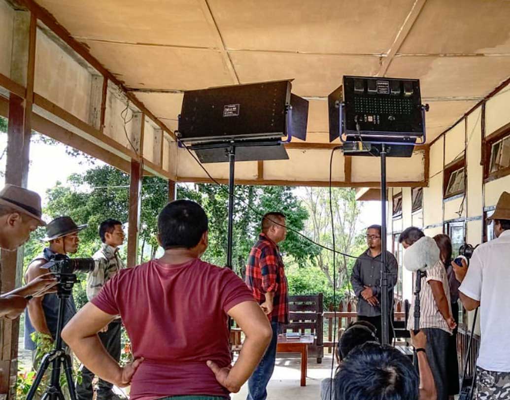 তবে সত্যিই কি এই রাজ্যে ছবি তৈরি করে পরিচালকদের পেট চলে? কখনও পরিচালকেরা ছবি তৈরির পুরো টাকা তুলে ফেলেন। কখনও আবার পুরো লোকসান করেই মানুষকে ছবিটা দেখাতে হয় পরিচালকদের।