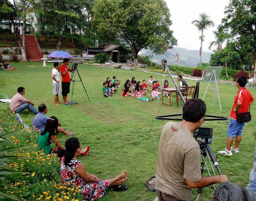 পরিচালক নাপোলিয়ন আর জে থাঙ্গার কথায়, ‘রাজ্যের প্রত্যেকটা মানুষ সন্ধ্যে ৬টা থেকে ৯টা পর্যন্ত চার্চের কাজ নিয়েই ব্যস্ত থাকেন। আর দুপুর বেলায় বাচ্চাদের স্কুল রয়েছে। বড়রা চলে যান তাঁদের অফিসে। সুতরাং ছবি দেখার কোনও সময়ই কারও হাতে থাকে না।’’