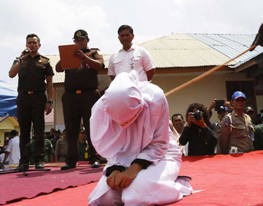ফিলিপিন্স- ফিলিপিন্সে পরকীয়া এখনও অপরাধ। স্ত্রী আর তাঁর সঙ্গীর ৬ বছর অবধি জেল হতে পারে, যদি তাঁর স্বামী প্রমাণ করতে পারেন যে, ওই পার্টনারের সঙ্গে যৌন সম্পর্ক রয়েছে তাঁর স্ত্রীর। অন্য দিকে আবার স্বামীর অন্য কোনও মহিলার সঙ্গে যৌন সম্পর্ক যদি স্ত্রী প্রমাণ করতে পারেন, সে ক্ষেত্রে স্বামীর এক দিন থেকে ৪ বছর অবধি জেল হতে পারে।
