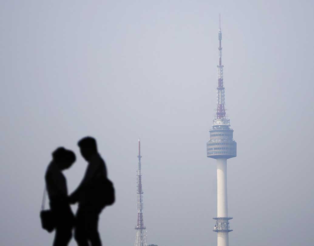 দক্ষিণ কোরিয়া- ২০১৫ সালে দক্ষিণ কোরিয়াও জানিয়ে দিয়েছিল যে, পরকীয়া অপরাধ নয়। ৯ জন বিচারকের বেঞ্চ ১৯৫৩ সালের পরকীয়া সংক্রান্ত পুরনো আইনটিকে বাতিল করে দেয়। সেই আইনে স্বামী বা স্ত্রী দোষী প্রমাণিত হলে তিন বছর অবধি জেল হত। 