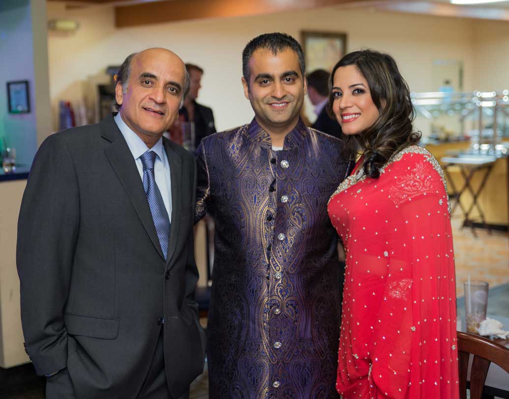 বাড়িতে যাতায়াত থাকলে একটু খতিয়ে দেখুন তো, আপনাকে যতটা গুরুত্ব তিনি দেন, আপনার অভিভাবকদের সঙ্গেও কি ততটাই গুরুত্ব দিয়ে মিশতে চান? আপনি বাড়িতে না থাকলেও তাঁদের সঙ্গে এসে দেখা করে যান মাঝেমধ্যেই? এমন হলে তিনি আপনার পরিবারের সদস্য হয়ে উঠতে বিশেষ আগ্রহী বুঝবেন। ছবি: শাটারস্টক।