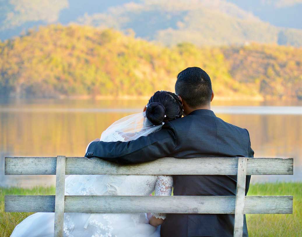 এক সঙ্গে কোথাও বেরলে আপনার সুবিধা-অসুবিধার দিকে কড়া নজর থাকে কি না তাঁর তা ভাবুন। অনেক সময় দেখা যায়, সারা দিনের ঘুরে বেড়ানোর পর প্রিয় মানুষ হয়তো ক্লান্ত হয়ে ঘুমিয়ে পড়ছেন, পাশের মানুষটি তাকে ভালবাসলে বিশ্রাম নেওযার উপায় আরও সহজ করে দেন। ঘুমের সময় মাথা রাখতে বাড়িয়ে দেন নিজের কাঁধ। ছবি: পিক্সঅ্যাবে।