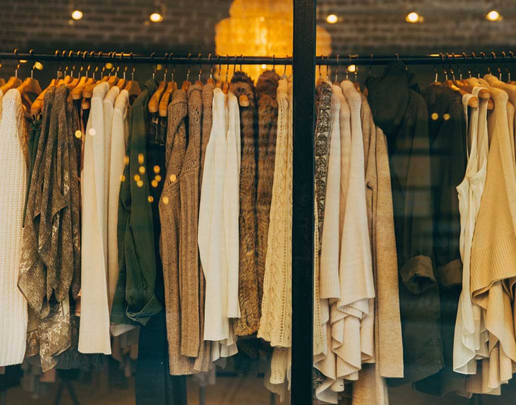 কোনও ভাবে জানতে পেরেছিলেন আপনি কেমন পোশাকে প্রিয়জনকে দেখতে চান। তার পর কি তিনি আপনার পছন্দ অনুযায়ী পোশাক পরে আসেন প্রায়ই? তা হলে এটি নিছক দুর্বলতা থেকে নয় কিন্তু! ছবি: পিক্সঅ্যাবে।