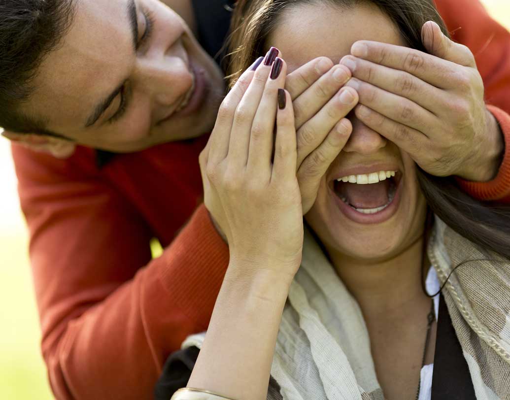 ভালবাসলে অনেকেই প্রিয়জনকে চমকে দিতে ভালবাসেন। তিনিও কি মাঝেমধ্যেই আপনাকে চমকে দেন নানা কাজে? তা সে উপহারই হোক বা কোনও নতুন রেসিপি রান্না করে খাওয়ানোই হোক! এমন হলে সেই মানুষ আপনার প্রতি প্রকৃতই অনুরক্ত। ছবি: পিক্সঅ্যাবে।