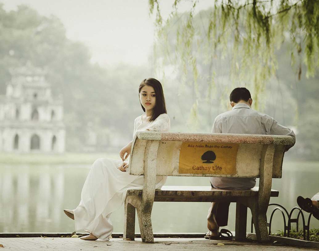 আপনার মেজাজ গরমের সময় হয় তিনি শান্ত থাকেন, নয়তো ঝগড়াঝাঁটি হলেও নিজেই এগিয়ে আসেন মান ভাঙাতে। বা আপনি গেলেও সহজেই গলে যায় রাগ। এমন ব্যবহার পেলে তাঁকে আর না-ই বা অপেক্ষা করিয়ে রাখলেন! ছবি: শাটারস্টক।