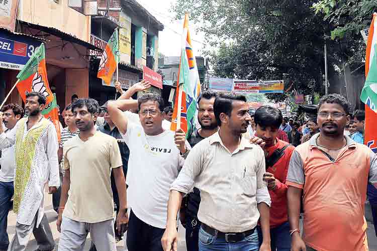 নজরদার: আসানসোলে টহল। বুধবার, বিজেপি-র ডাকা বন্‌ধের দিনে। ছবি: পাপন চৌধুরী