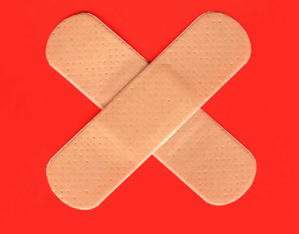 এই পরিচিত জিনিসকে কে না চেনে? দোকানে গিয়েও ‘একটা ব্যান্ড এড দিন’— বলেই এই জিনিস কিনে আনেন সিংহ ভাগ মানুষ। কিন্তু জানেন কি, ক্ষত সারানোর এই বস্তুটির আসল নাম মোটেও ব্যন্ড এড নয়। ব্যান্ডেজ স্ট্রিপ বানিয়ে ব্যান্ড এড কোম্পানি এত নাম করল যে তাদের নামের এই বস্তু পরিচিত হয়ে যায়। ছবি: শাটারস্টক।