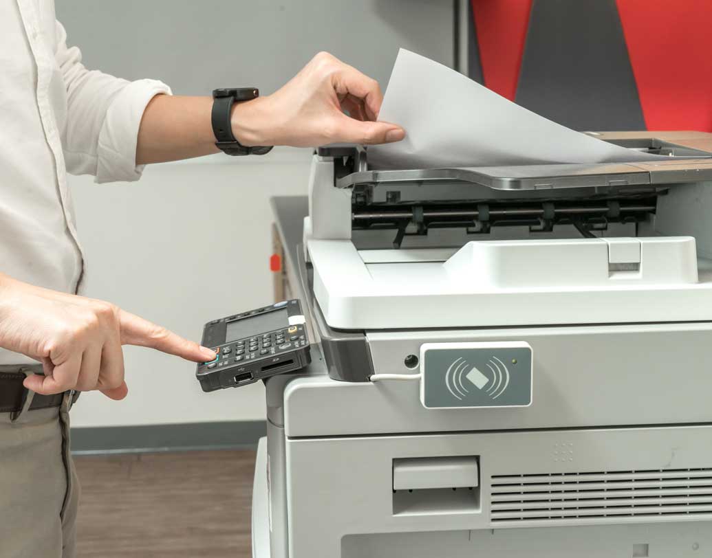 দরকারি যে কোনও নথি নকল করতে এর ব্যবহার করে থাকি আমরা। আর সহজেই ‘জেরক্স’ বলি একে। ঠিক বললে, একে বলতে হয় ‘ফোটোকপি’। কিন্তু আমেরিকার জেরক্স কর্পোরেশন এই মেশিন সবচেয়ে আগে বের করে বলে এদের নামেই এই যন্ত্রের প্রচলিত নাম হয়ে যায় জেরক্স। ছবি: শাটারস্টক।