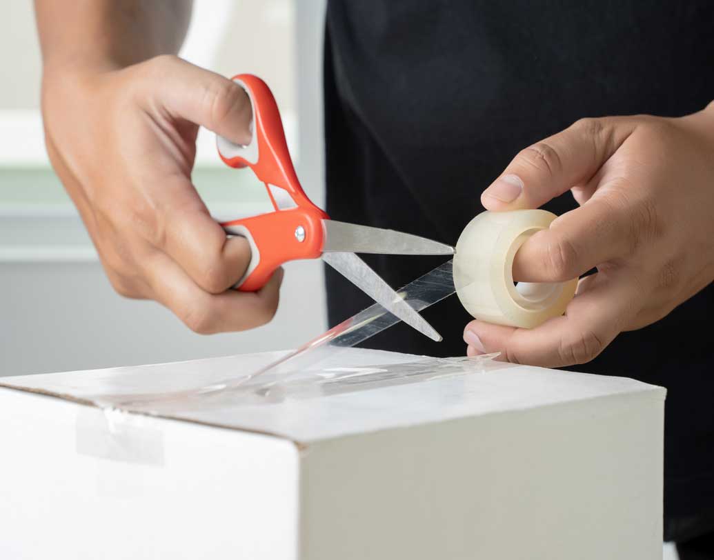 বইপত্র থেকে দরকারি নথি বা জিনিস— জুড়ে দেওয়ার কাজে সিদ্ধহস্ত এই টেপ। কিন্তু ক’জন একে ‘টেপ’ বলেন? বরং এদের প্রস্তুতকারক সংস্থা সেলোটেপের নামেই এরা পরিচিত। ছবি: পিক্সঅ্যাবে।