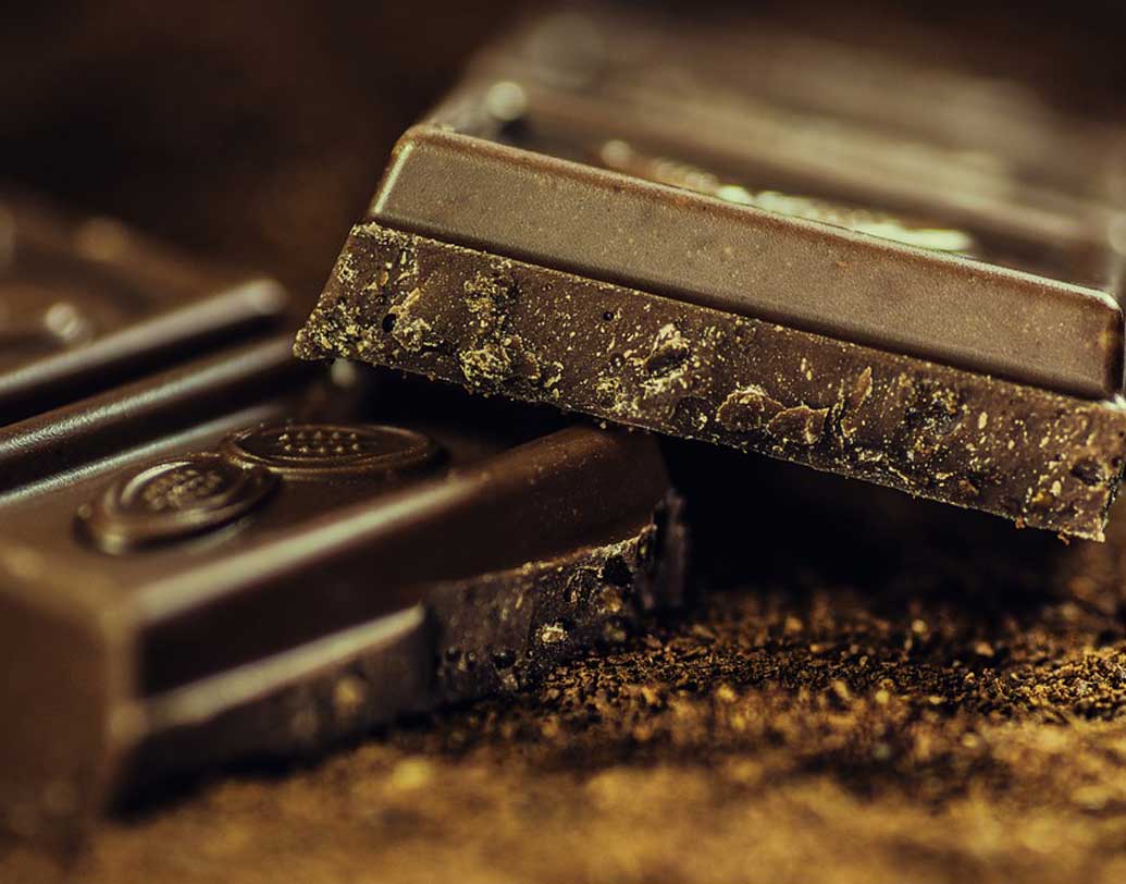 আট থেকে আশি— এ জিনিস ভালবাসে না এমন মানুষ হাতে গোনা। তবে বেশির ভাগই একে ক্যাডবেরি বলেই ডাকেন। যদিও জিনিসটি আসলে চকোলেট। ক্যাডবেরি একটি সংস্থার নাম যাঁরা এই চকোলেট বানিয়েই নাম করেছেন বিশ্বে। ছবি: পিক্সঅ্যাবে।