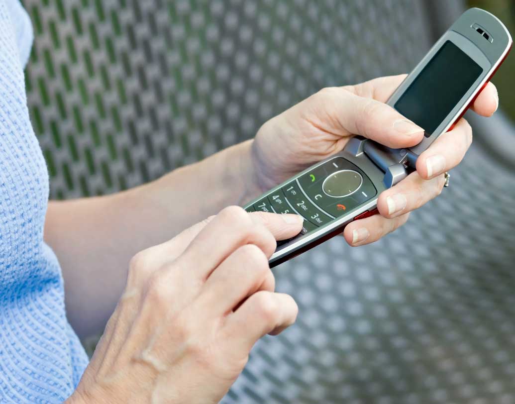 ঢাকা-সমেত ফোনকে ফ্লিপ ফোন বলেই ডাকেন? মোটোরোলা কোম্পানি একসময় এই বিশেষ ধরনের ফোন তৈরি করে তাদের নাম রেখেছিল ‘ফ্লিপ ফোন’ তার পর থেকে যে কোনও সংস্থার এমন ফোনকেও আমরা ফ্লিপ ফোন বলেই চিনি। আসলে এগুলো ফোল্ডেড ফোন। ছবি: শাটারস্টক।