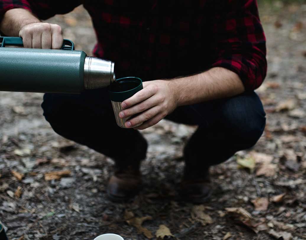 এই ধরনের ফ্লাস্ক তরলকে গরম রাখে। তবে দোকানে গিয়ে সাধারণত ‘থার্মোফ্লাস্ক’-ই খুঁজি আমরা। আসলে থার্মো কোম্পানি এমন ফ্লাস্ক তৈরির পর তা এতই বিখ্যাত হয়ে পড়ে যে তাদের এই নামেই ডাকা হয়। ছবি: পিক্সঅ্যাবে।