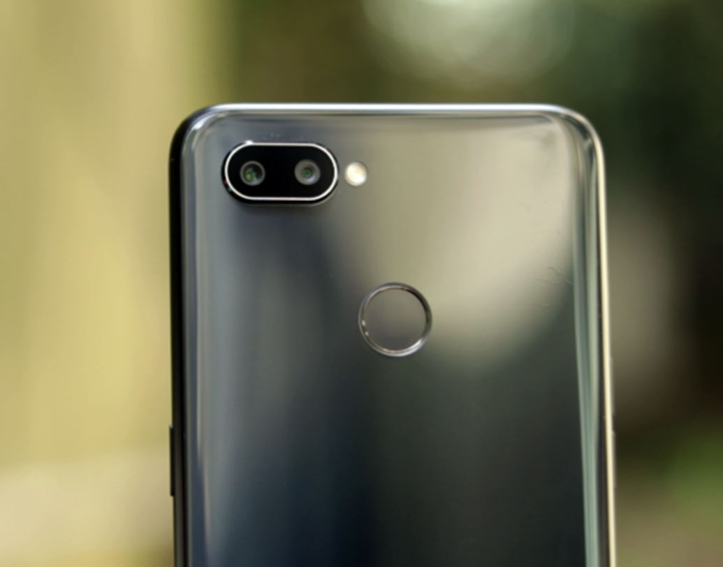 তিনটি ভ্যারিয়েন্টে আনা হয়েছে ফোনটি। ৪ জিবি ইন্টারনাল এবং ৬৪ জিবি এক্সপ্যান্ডেবল স্টোরেজ। ৮ জিবি ইন্টারনাল এবং ১২৮ জিবি এক্সপ্যান্ডেবল স্টোরেজ এবং ৬ জিবি ইন্টারনাল এবং ৬৪ জিবি এক্সপ্যান্ডেবল স্টোরেজ।