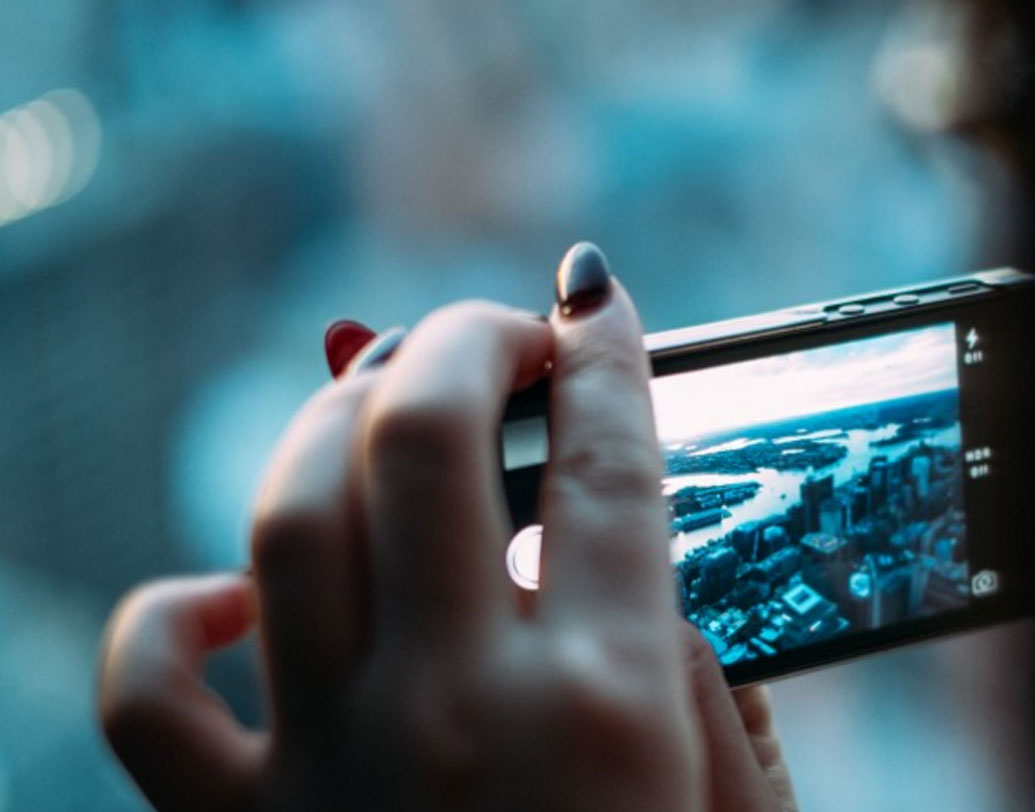 ফোর জি-র থেকে একশো গুণ স্পিড বেশি হবে ফাইভ জি-র। এই কানেক্টিভিটির দৌলতে ‘বাফারিং’ শব্দটাই হয়তো  মুছে যাবে! চোখের পলকে এইচডি মুভি ডাউনলোড করা যাবে।