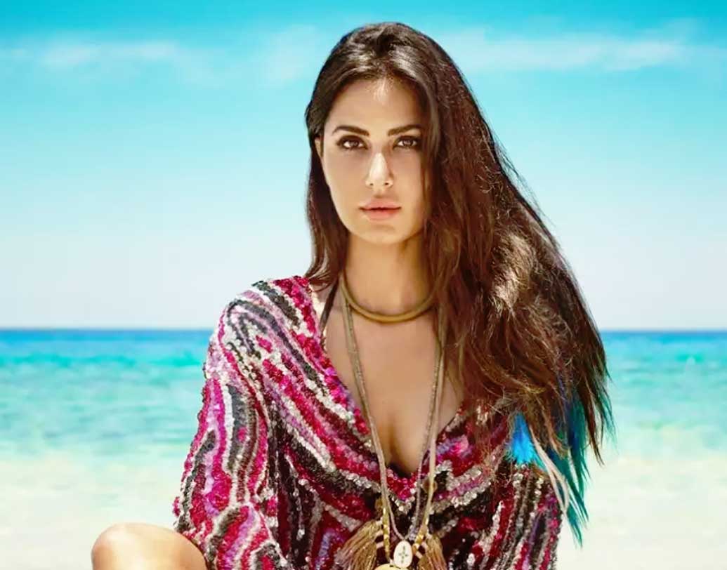 ‘বুম’ ছবিটি দিয়ে বলিউডে পা রেখেছিলেন ক্যাটরিনা কইফ। বক্স অফিসে মুখ থুবড়ে পড়েছিল এই ছবি। তবে এই ছবির সুবাদেই পরবর্তী কালে আরও ছবির অফার পেয়েছিলেন ক্যাটরিনা। আর তার পর আর ফিরে তাকাতে হয়নি।