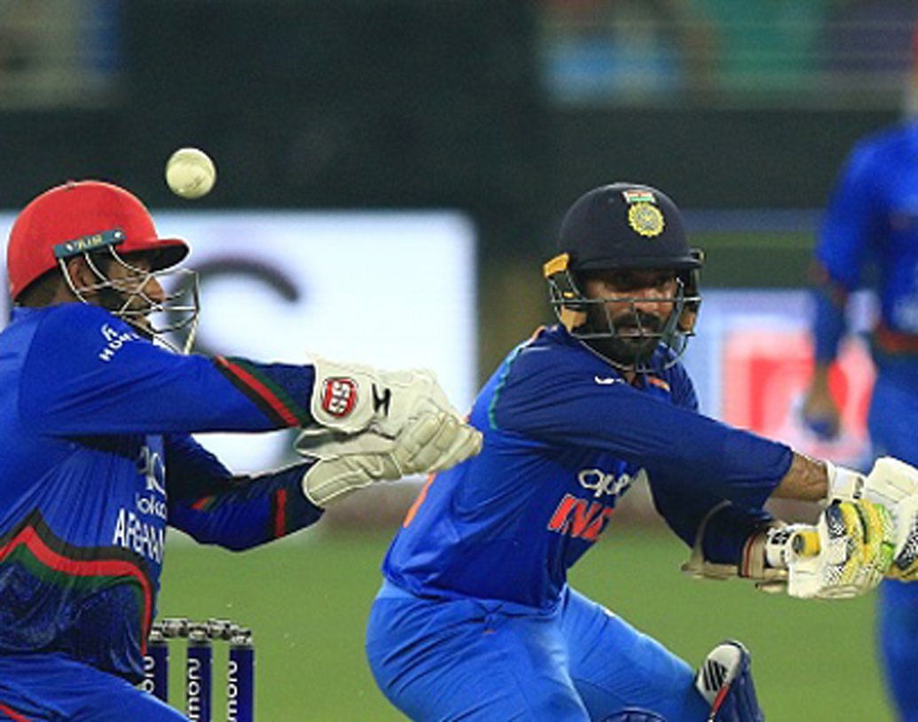 দীনেশ কার্তিক: সীমিত ওভারের ম্যাচে দীনেশ কার্তিক বর্তমান ভারতীয় দলের সম্পদ। ব্যাটের হাতটা যে ভালই তা এতদিন বুঝিয়ে দিয়েছেন। ধোনি দলে থাকায় উইকেটের পিছনে দাঁড়ানোর সম্ভাবনা প্রায় নেই। শুধু ব্যাটসম্যান হিসেবেই দলে থাকবেন।