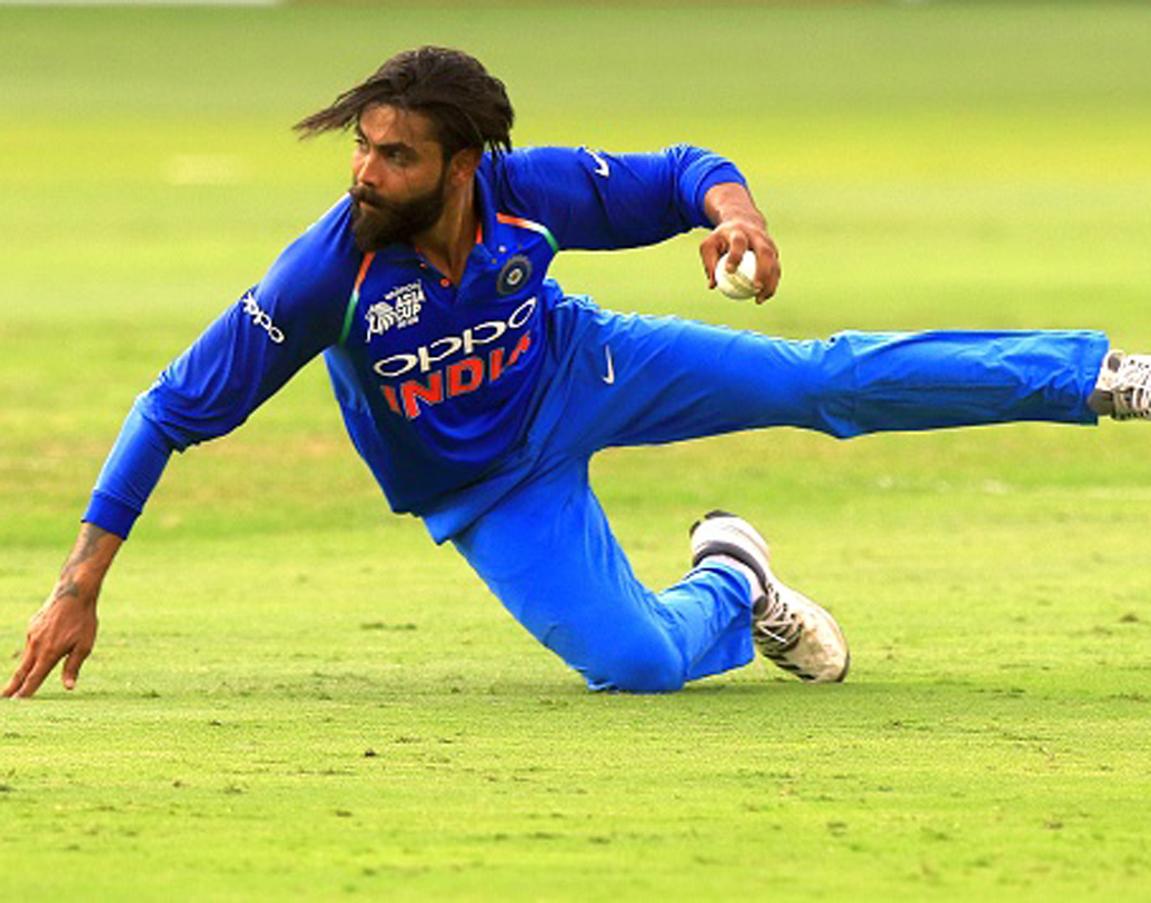 রবীন্দ্র জাদেজা: দলে সুযোগ পেয়েই নিজের জাত চিনিয়ে দিয়েছেন। অলরাউন্ডার হিসাবে ভারতীয় দলের সম্পদ। বাড়তি পাওনা জাদেজার ফিল্ডিং। জাদেজার ভূমিকা আজকের ম্যাচে গুরুত্বপূর্ণ হতে চলেছে।