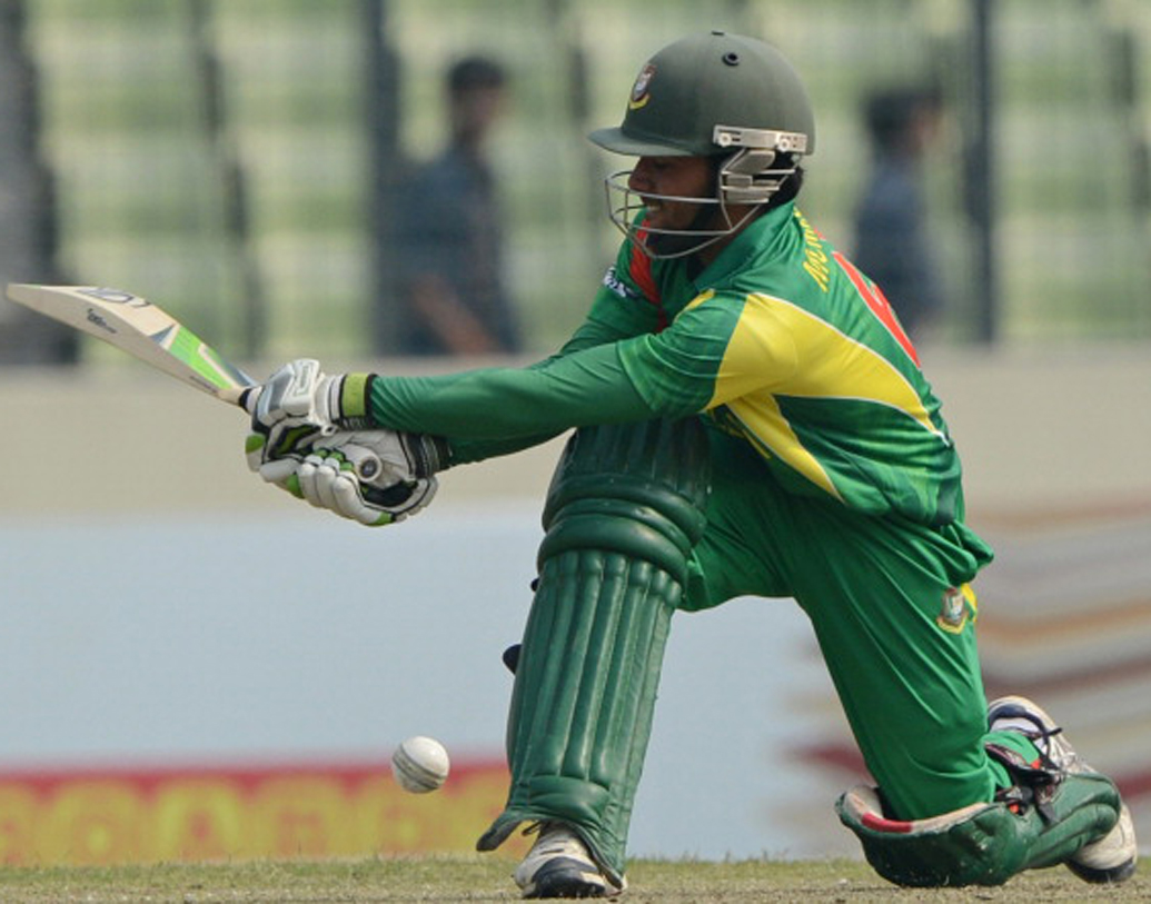 মোমিনুল হক: পাকিস্তানের বিরুদ্ধে তিন নম্বরে নেমে কিছুই করতে পারেননি। তবে দলের বর্তমান পরিস্থিতি যা, তাতে মোমিনুলকে বাদ দেওয়া বেশ কঠিন।