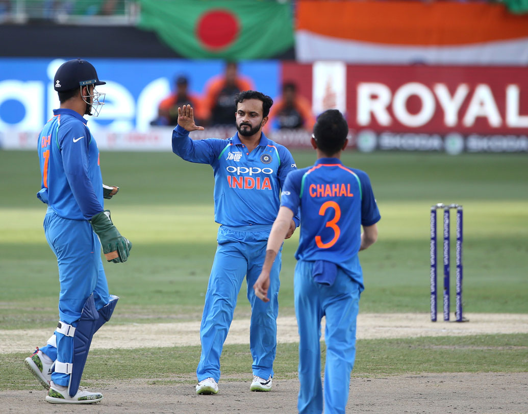 কেদার-কুলদীপদের বোলিং: বাংলাদেশের দুই ওপেনার লিটন এবং মেহদি অসামান্য শুরু করেছিলেন। যে ভাবে তাঁরা খেলছিলেন, এক সময় মনে হচ্ছিল তিনশো রান সহজেই উঠবে। কিন্তু, তখনই অসাধারণ বুদ্ধিমত্তার পরিচয় দেন রোহিত। দারুণ অধিনায়কত্ব করেন। ওপেনিং জুটিতে ভাঙন ধরান কেদার যাদব।