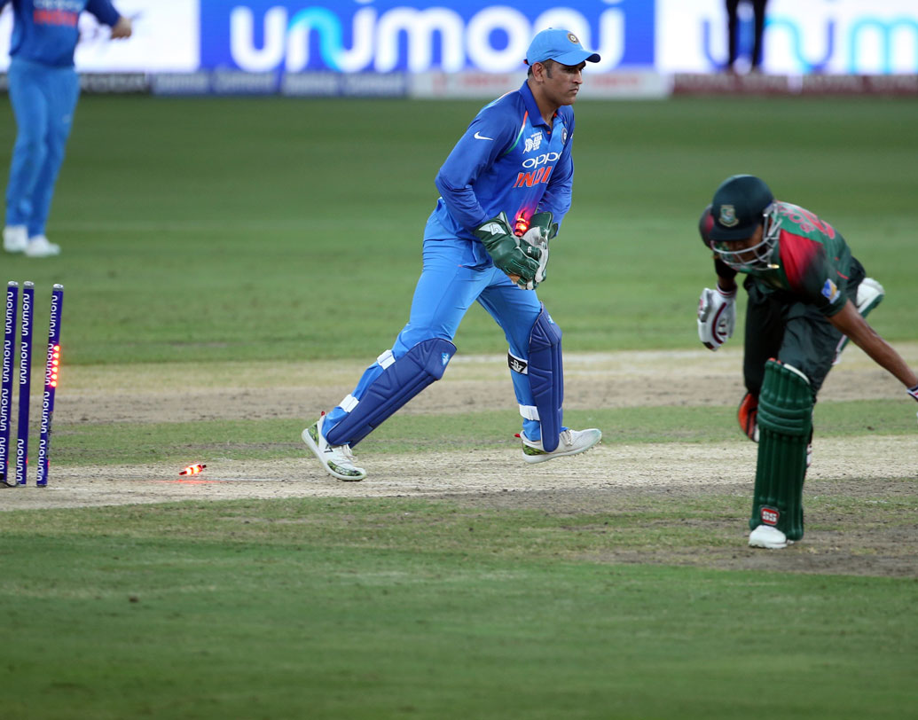 ভারতের অনবদ্য ফিল্ডিং: যে দক্ষতায় রবীন্দ্র জাডেজা মিঠুনকে রান আউট করালেন, বা বুমরা বাউন্ডারি থেকে মাহমুদুল্লার ক্যাচ ধরলেন, তা ভারতীয় ক্রিকেটের উজ্জ্বল ভবিষ্যতের কথাই বলে। উইকেটের পিছনে ধোনির ছিলেন চমকপ্রদ।