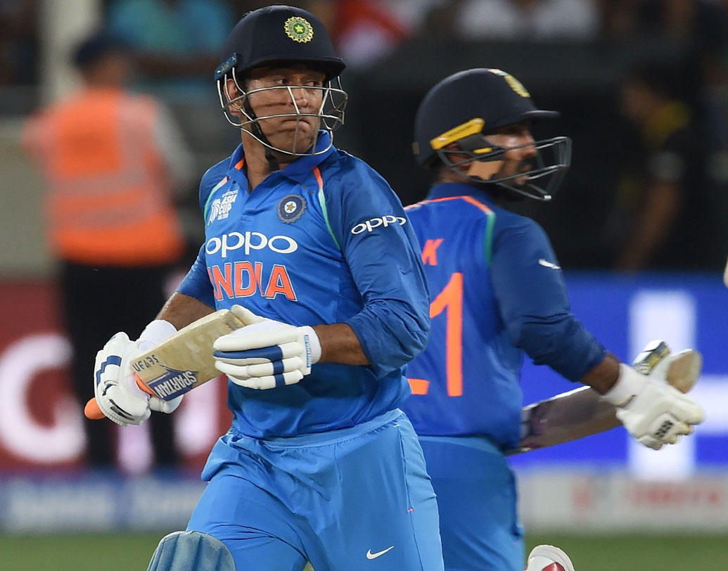 ধোনি-কার্তিক জুটি: দ্রুত রোহিত আর রায়ুডু ফিরে যাওয়ায় একটা আশঙ্কা তৈরি হয়েছিল। কিন্তু, তখনই কার্তিকের সঙ্গে জুটি বেঁধে দলকে টেনে তোলার কাজ শুরু করেন ধোনি-কার্তিক। প্রাথমিক ধাক্কা কাটিয়ে দলকে অনেকটাই এগিয়ে নিয়ে যান ধোনিরা।