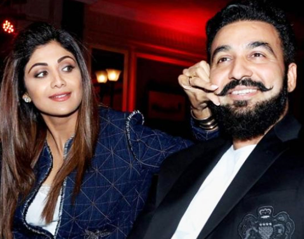 সাধারণ মানুষ থেকে সেলিব্রিটি, শিল্পা শেঠির ভক্ত প্রায় সকলেই। শিল্পার তেমনই এক ভক্তের নাম রাজ কুন্দ্রা। দেশের নামজাদা শিল্পপতি রাজ। শিল্পার প্রেমে পুরোপুরি হাবুডুবু খাচ্ছিলেন এক সময়ে। অভিনেত্রীকে প্রেমের প্রস্তাব দেওয়ার পর বিয়েতেও রাজি হয়ে গিয়েছিলেন শিল্পা। অতঃপর ২০০৯ সালের ২২ নভেম্বর গাঁটছড়া বাঁধেন দু’জনে।