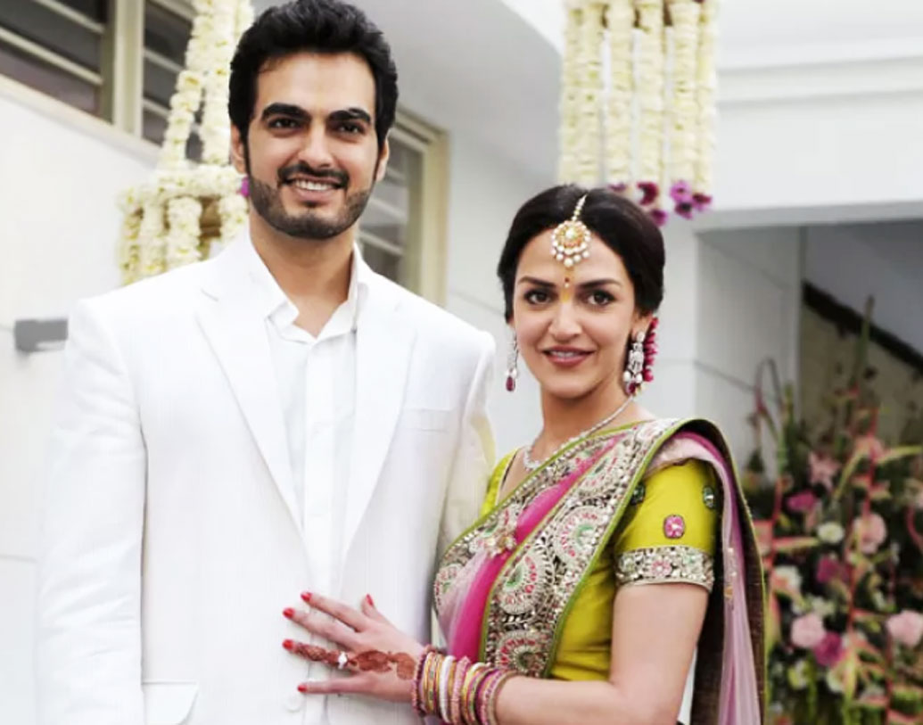 স্কুলে পড়ার সময় থেকেই সহপাঠী এষা দেওলের ভক্ত ছিলেন ভরত তখতানি। এষা দেওল, স্টারকিড বলে কথা। কিন্তু এই এষা স্টার হওয়ার পরেই ভরত ভেবেছিলেন, বিয়ের রাস্তাটা বোধ হয় শেষ। কিন্তু না। শেষ পর্যন্ত ২০১২ সালে দীর্ঘদিনের বন্ধু ভরতকেই বিয়ে করেন এষা।