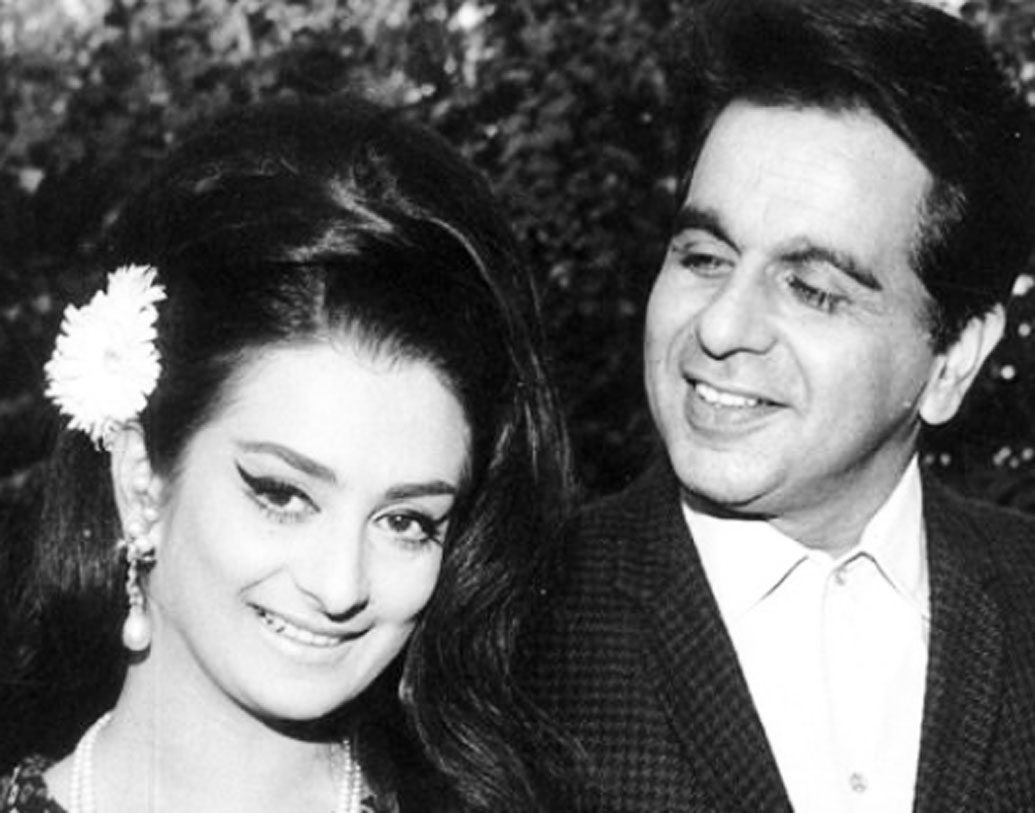 দিলীপ কুমার আর সায়রা বানুর মতো কাপল বোধ হয় বলিউডে খুবই কম দেখা যায়। কিন্তু অনেকেই বোধ হয় জানেন না, সায়রা বানু ছোট থেকেই দিলীপ কুমারের ভক্ত। দিলীপ কুমারকে বিয়ে করবেন, এ যেন দিবাস্বপ্ন ছিল সায়রা বানুর কাছে। ১৯৬৬ সালে সমস্ত জল্পনার অবসান ঘটিয়ে ২২ বছরের ছোট সায়রা বানুকে বিয়ে করেন ৪৪ বছরের দিলীপ কুমার।