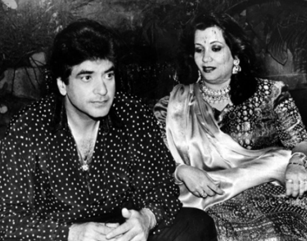 অভিনয়ের জাদুকরি আর নাচের অদ্ভুত ধরনে অনেক মহিলারই মনে জায়গা পাকা জায়গা করে নিয়েছিলেন জিতেন্দ্র। তেমনই একজন হলেন ব্রিটিশ এয়ারওয়েজের বিমানসেবিকা শোভা। শোভার সঙ্গে দেখা হওয়ার পর জিতেন্দ্রও তাঁর প্রেমে পড়ে যান। পরে ১৯৭৪ সালে শোভাকে বিয়ে করেন জিতেন্দ্র।