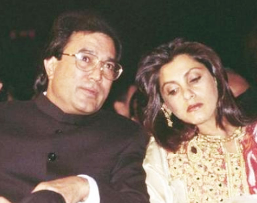 এক সময়ে এ দেশের নারীদের চিত্ত উচাটনের অন্যতম কারণ ছিল রাজেশ খন্না আর তাঁর ছবি। ডিম্পল কপাডিয়াও ছিলেন রাজেশের তেমনই এক ভক্ত। ১৬ বছর বয়সে রাজেশ খন্নার গলায় মালা পরিয়েছিলেন তাঁরই ফ্যান ডিম্পল কপাডিয়া। যদিও বিয়ের ৯ বছরের মধ্যেই বিচ্ছেদ হয়ে যায় দু’জনের। কিন্তু রাজেশ খন্নার জীবনের শেষ মুহূর্ত অবধি তাঁর পাশে ছিলেন ডিম্পল কপাডিয়া।