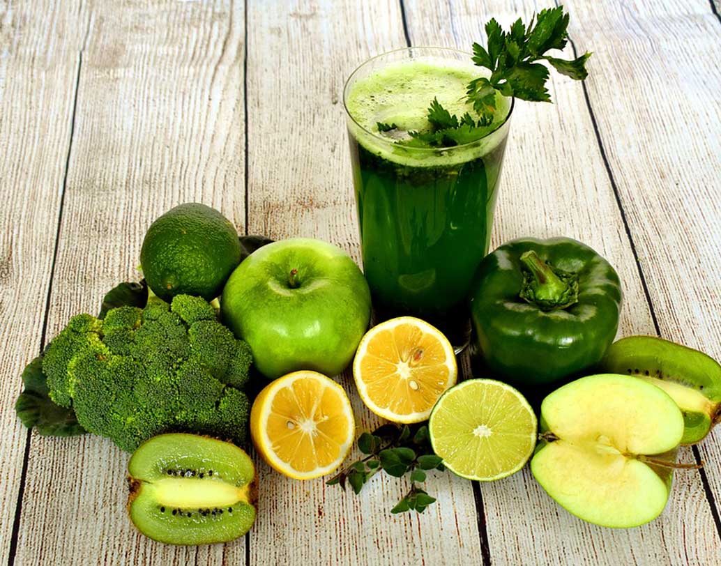 হার্ট ভাল রাখতে পাতে বাড়ান সবুজ শাক-সব্জি। তেল, মাখনও নিয়ন্ত্রণ করুন। রেড মিট থেকে চাইলে চর্বি বাদ দিয়ে কিনুন। তা-ও সপ্তাহে এক দিন দু’টুকরোর বেশি নয়। আধুনিক গবেষণা বলছে, কার্বোহাইড্রেটও হার্টের জন্য ভাল নয়। তাই লো কার্বস ডায়েট বজায় রাখুন। ছবি: পিক্সঅ্যাবে।