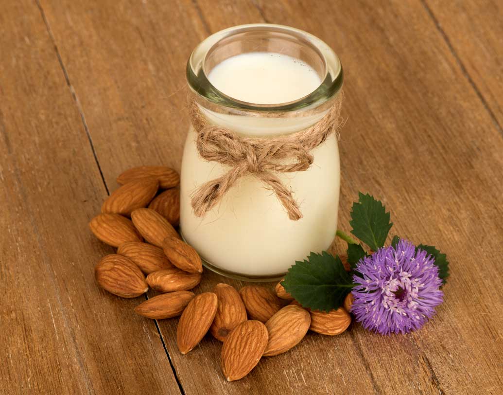 হার্টের পক্ষে উপকারী ফ্যাট, ফাইবার ও প্রোটিন পেতে রোজ খাদ্যতালিকায় রাখুন আমন্ড ও কাজুবাদাম। কার্ডিওভাস্কুলারের নানা অসুখ রুখে দিতে পারবে এই খাবার। ছবি: পিক্সঅ্যাবে।