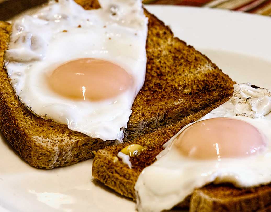 সময়ে প্রাতরাশ সারুন। আমরা অনেকেই প্রাতরাশের জন্য আলাদা করে সময় দিই না। মাঝেমধ্যে প্রাতরাশ না করেই সরাসরি দুপুরের খাবার খাই। এই অভ্যাস হার্টের জন্য একেবারে ভাল নয়। বরং ভারী প্রাতরাশ করুন। দুপুর ও রাতের খাবার রাখুন হালকা। ছবি: পিক্সঅ্যাবে।