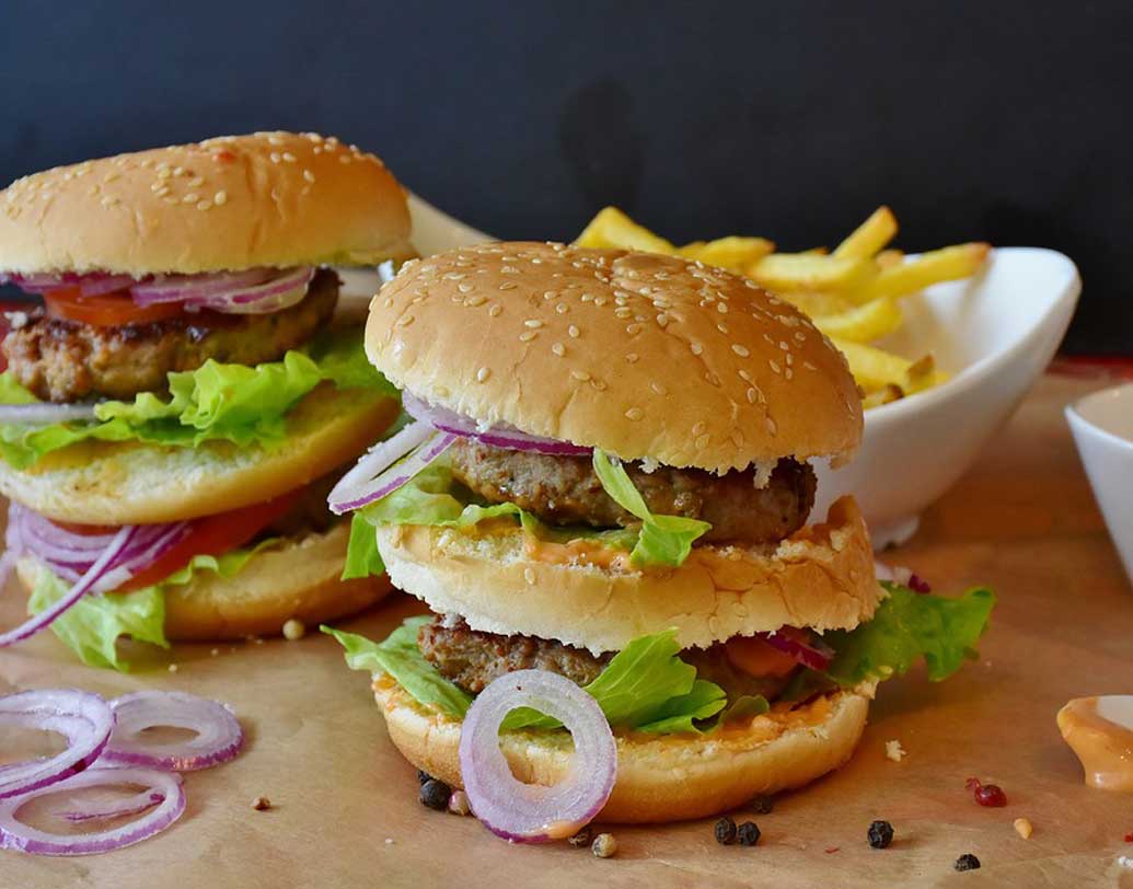 জাঙ্ক ফুড ও ঠান্ডা পানীয় একেবারে নয়। হার্টের পক্ষে সবচেয়ে ক্ষতিকারক এই ধরনের খাবার। এই খাবারগুলির ফ্যাট, অ্যাডেড সুগার ও সংরক্ষণের উপযোগী করে তোলার জন্য ব্যবহৃত রাসায়নিকগুলি শরীরের জন্য অত্যন্ত বিপজ্জনক। ছবি: পিক্সঅ্যাবে।