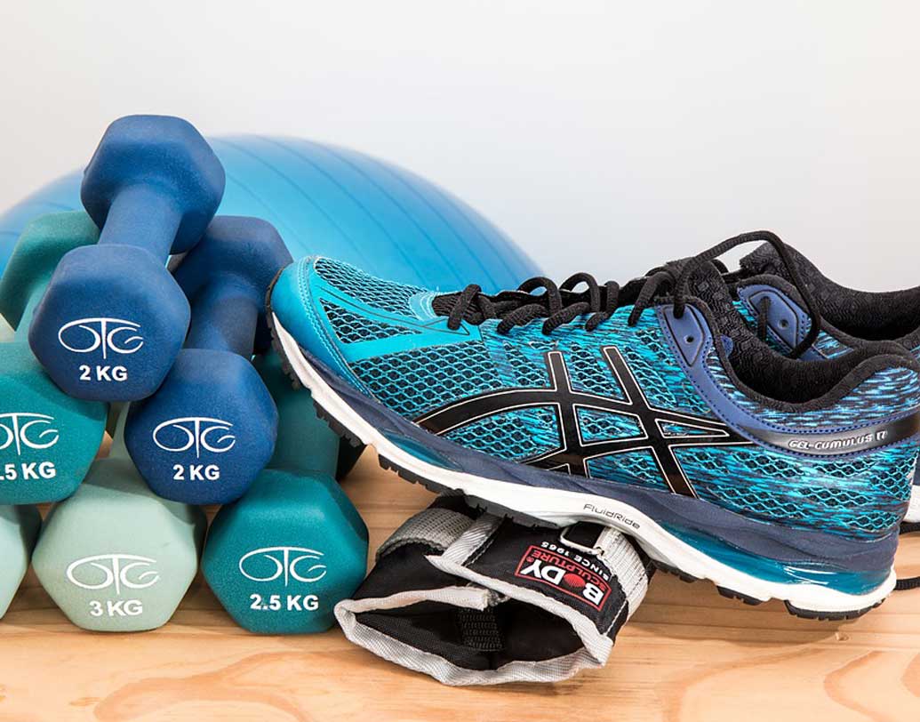 শারীরিক কসরত করুন। কিছু না পারলে জোরে হাঁটুন অন্তত আধ ঘণ্টা। শরীরের সঙ্গে মনেরও যত্ন নিন। মানসিক চাপ কমিয়ে সুস্থ থাকুন। প্রিয় জনের সঙ্গে হাসি-আনন্দ-খুনসুটিতে ভরিয়ে রাখুন জীবন। ব্যক্তিগত ভাবে সুখী মানুষের হার্টের অবস্থা তুলনামূলক ভাবে ভাল হয় বলে দাবি বিশেষজ্ঞদের। ছবি: পিক্সঅ্যাবে।