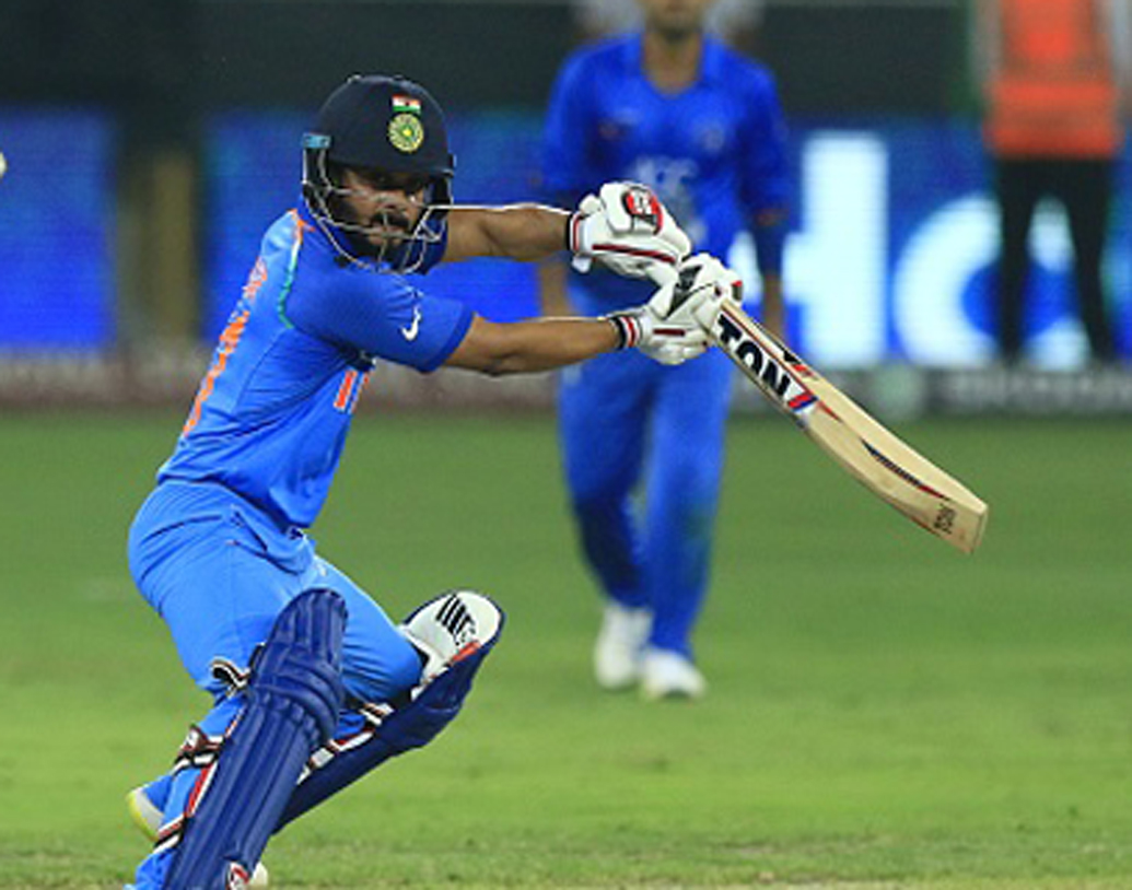 কেদার যাদব: ভারতের এই অলরাউন্ডারটির পারফর্ম্যান্স বেশ চমকপ্রদ। বিশেষ করে বল হাতে তো তাবড় ব্যাটসম্যানদের ঘাবড়ে দিয়েছেন। ব্যাটিং হাতটাও বেশ।