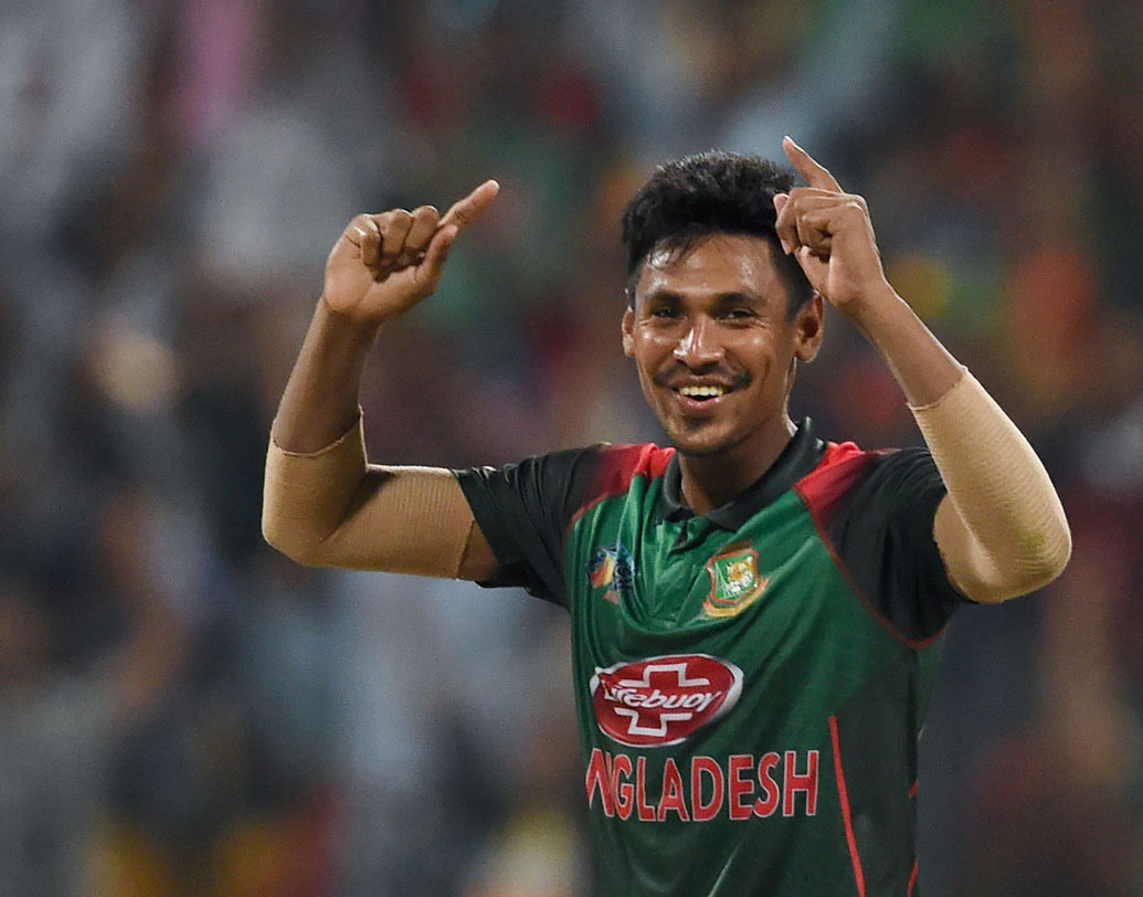 মুস্তাফিজুর রহমান: বাংলাদেশের বাঁ হাতি এই পেস বোলারটি ক্রমেই নিজেকে পরিণত করে তুলেছেন। এশিয়া কাপেও নজর কেড়েছেন। ভারতের বিরুদ্ধে ফাইনালে দশ ওভারে মাত্র ৩৮ রান খরচ করে তুলে নিয়েছিলেন দুই উইকেট।
