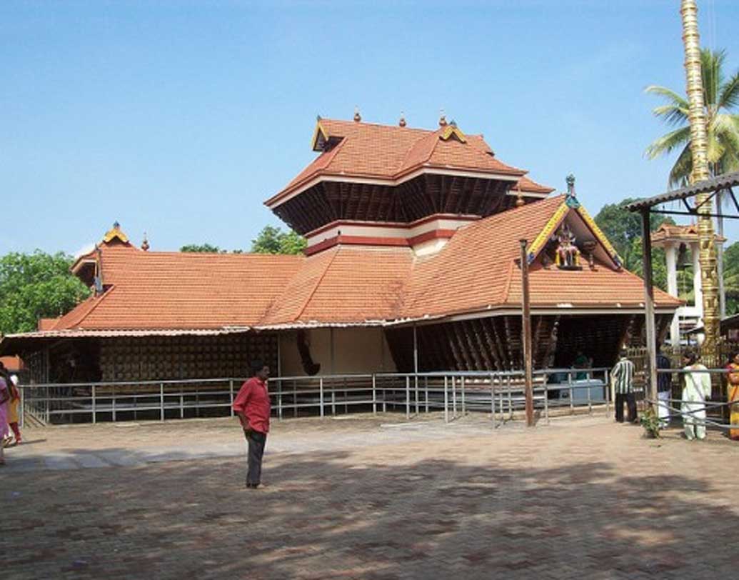 কেরলের চাক্কুলাথুকাভু মন্দিরে প্রবেশ করতে পারেন না পুরুষরা। ভগবতী মাতার এই মন্দিরে ডিসেম্বরের প্রথম দিনে পুরোহিত পা ধুইয়ে দেন নারী ভক্তদের। এই নারী পূজার সময় পুরুষদের প্রবেশ নিষেধ মন্দিরটিতে।