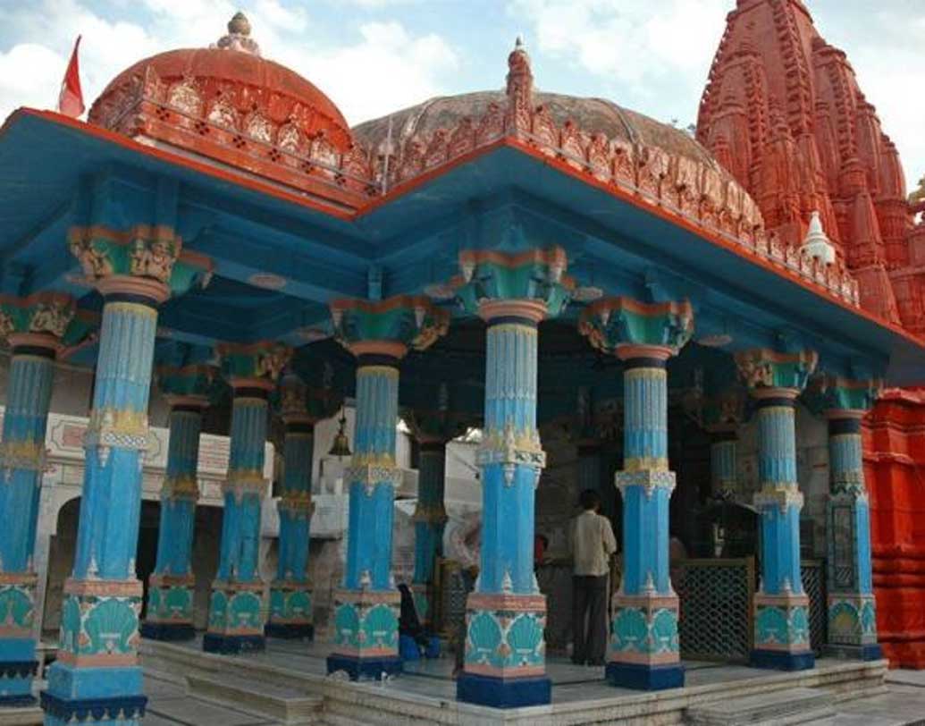 রাজস্থানের পুষ্করে ব্রহ্মা মন্দিরে বিবাহিত পুরুষদের প্রবেশ নিষেধ। গর্ভগৃহে প্রবেশ করতে পারেন না পুরুষরা।